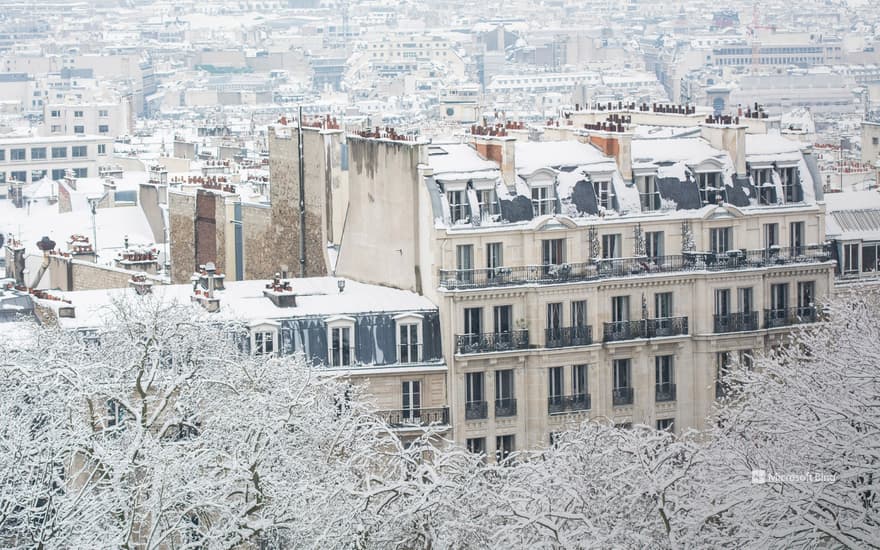 The roofs of Paris under the snow